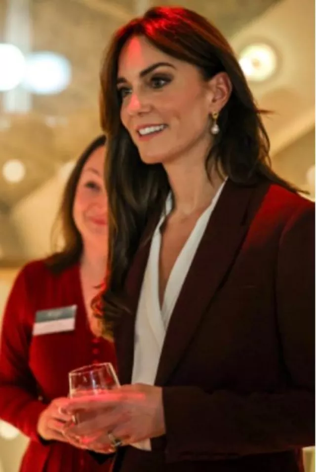 Roland Mouret Single Breasted Stretch Cady Blazer in Maroon worn by Catherine, Duchess of Cambridge at Shaping Us Symposium London, on November 14, 2023