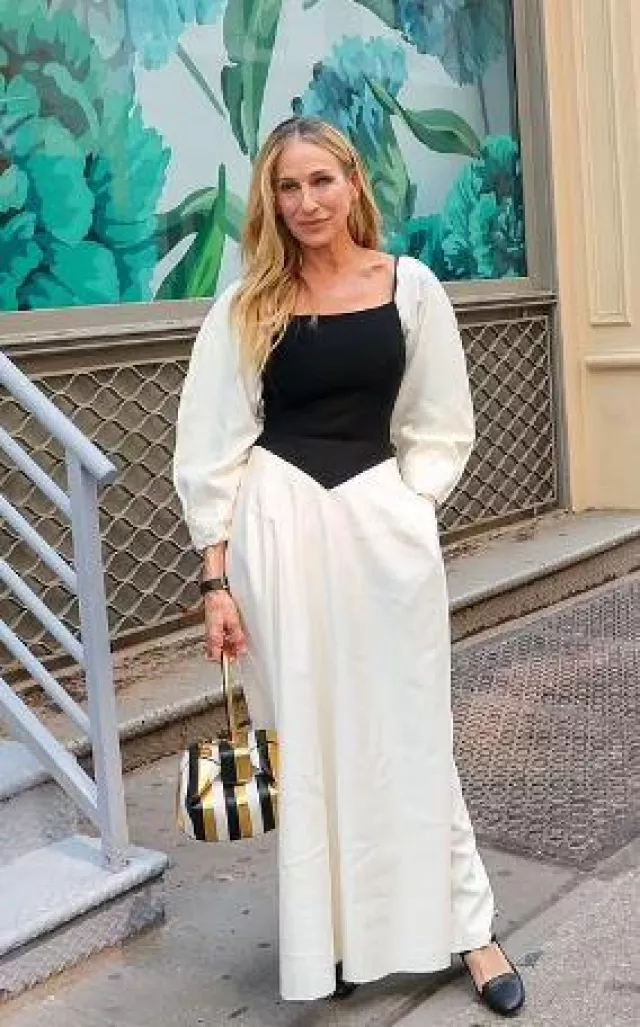 Gabriela Hearst Lani Vestido largo de sarga de seda deshilachada con hombros descubiertos y lana merino usado por Sarah Jessica Parker en And Just Like That... Han pasado 25 años, un evento de Sex and the City Experience el 8 de junio de 2023