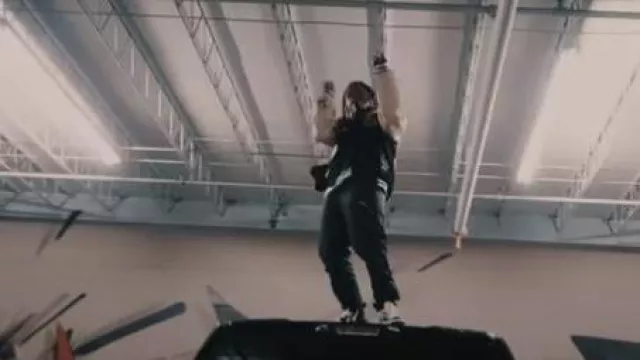 Baskets Nike Jordan 1 Low x Fragment x Travis Scott 'Royal Sail' portées par 42 Dugg dans Go Again (Vidéo officielle)