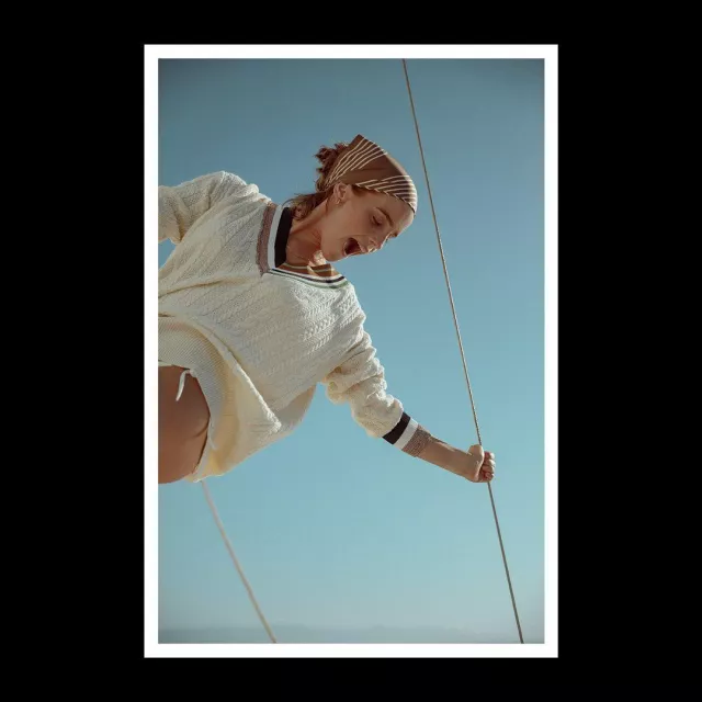 Le pull blanc marron et bleu Veronica Beard porté par Emma Watson sur son compte Instagram @emmawatson