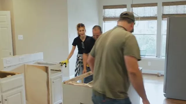 Légendaire chemise en flanelle Whitetails Cottage Escape pour femme portée par Jenn Todryk comme on le voit dans No Demo Reno (S03E10)
