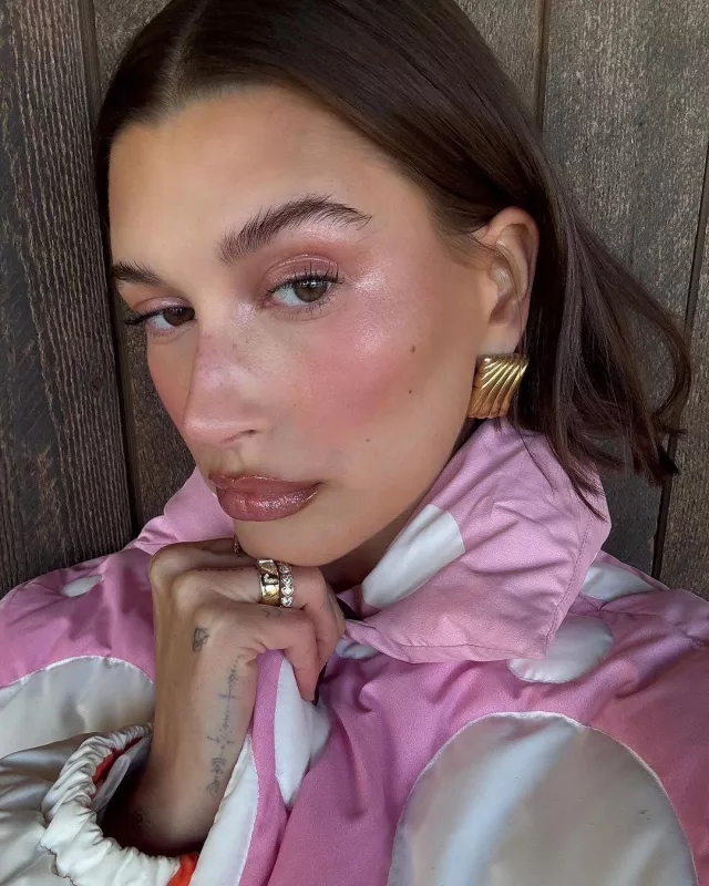 Anita Ko Bezeled Heart Diamond Demi Eternity Band porté par Hailey Bieber sur son post Instagram le 21 novembre 2023
