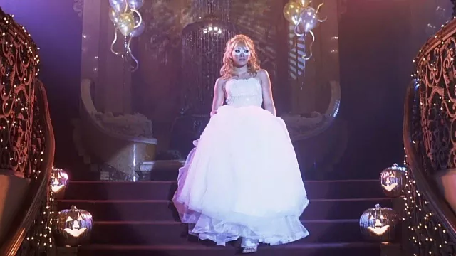 Robe de princesse en tulle bustier portée par Sam (Hilary Duff) comme on le voit dans le film A Cinderella Story