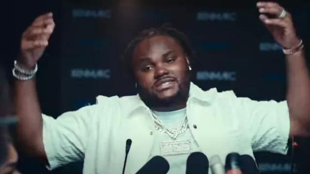 Chemise blanche à logo effiloché Amiri portée par Tee Grizzley dans Ain’t Nothing New [Vidéo officielle]
