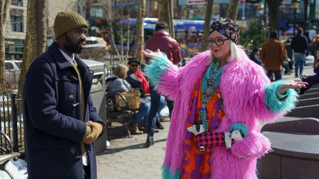 Alberta Ferretti Abrigo de piel rosa usado por Flora (Melissa McCarthy) como se ve en el vestuario de la película Genie