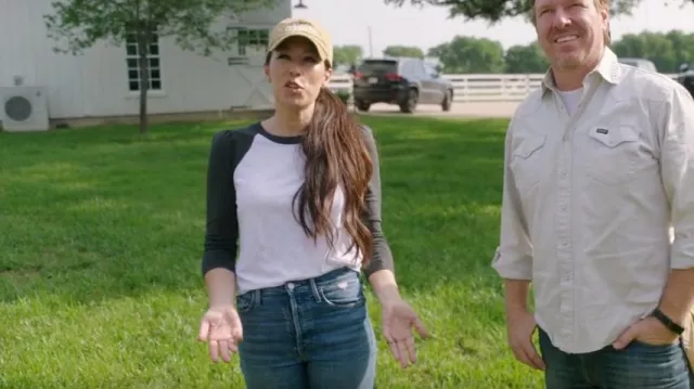 Veronica Beard Ma­son Long-Sleeve Base­ball T-Shirt worn by Joanna Gaines as seen in Fixer Upper: The Hotel (S01E03)