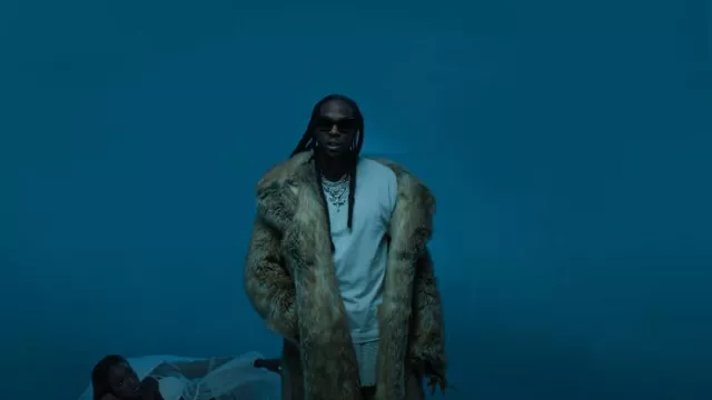 Givenchy Manteau croisé oversize en fausse fourrure beige porté par 2 Chainz en transparence par 2 Chainz, Lil Wayne, USHER