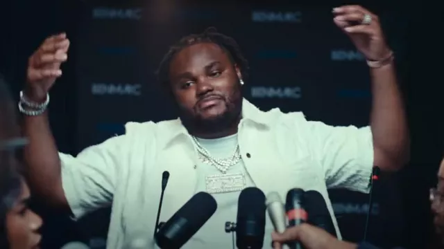 Chemise blanche à logo effiloché Amiri portée par Tee Grizzley dans Ain’t Nothing New [Vidéo officielle]