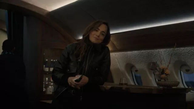 Veste en cuir Andrea Rag & Bone portée par Sian (Alice Braga) dans Un meurtre au bout du monde (S01E01)