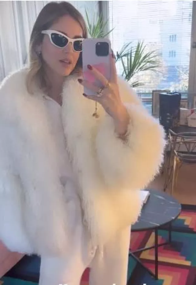 El abrigo corto de piel Attico usado por Chiara Ferragni en su publicación de Instagram el 24 de noviembre de 2023