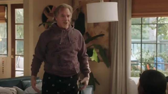 Pantalón de playa de pana bordado de Urban Outfitters usado por Rick (Don Johnson) como se ve en Kenan (S01E06)
