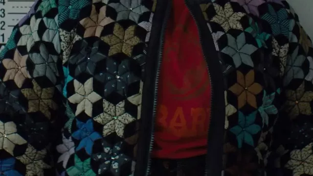 Chaqueta acolchada de flores geométricas marinas usada por Flora (Melissa McCarthy) como se ve en la película Genie