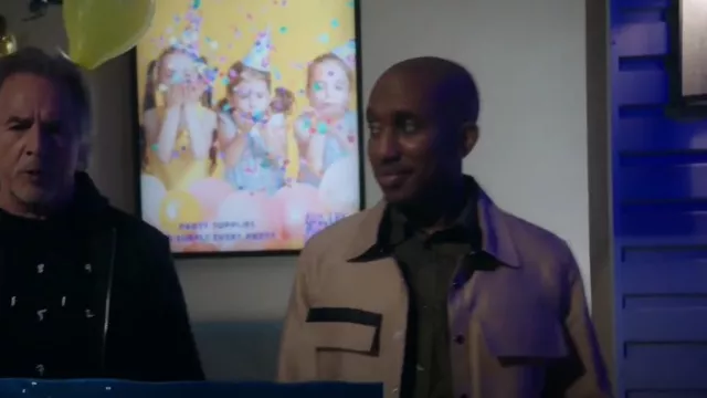 Veste Karl Lagerfeld Logo Cotton Blend portée par Gary Williams (Chris Redd) comme on le voit dans Kenan (S01E06)
