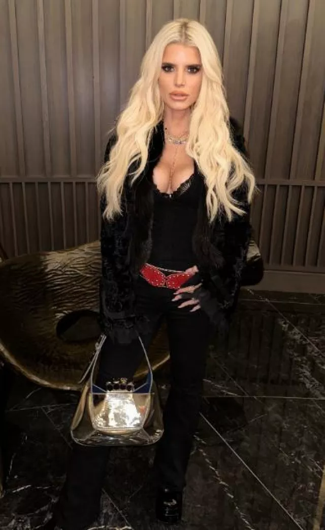 Botín de plataforma de charol de Versace en negro usado por Jessica Simpson en su Instagram el 20 de noviembre de 2023