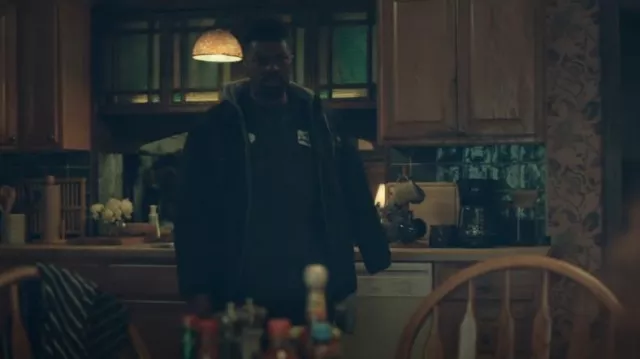 Chaqueta camisera acolchada con capucha y capucha de manga larga para hombre Wrangler con cremallera / botón en la parte delantera usada por Joe Washington (Deon Cole) como se ve en Average Joe (S01E03)