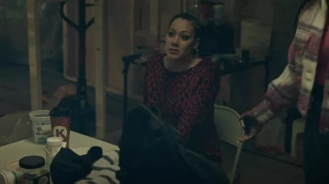 Suéter de cuello barco con estampado de leopardo de concepto internacional usado por Cathy Montgomery (Cynthia Kaye McWilliams) como se ve en Average Joe (S01E05)