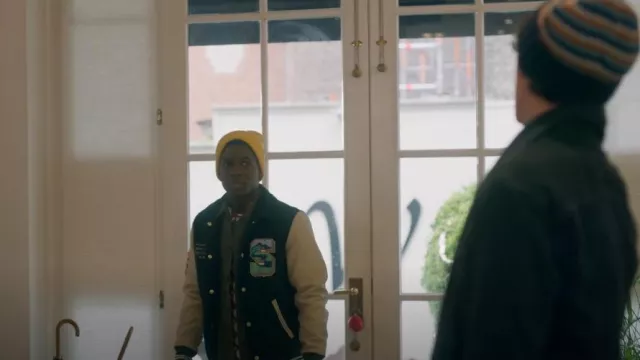 Veste universitaire à manches en cuir mélangé de laine écossaise et de soude portée par (Sam Darius) comme on le voit dans Spellbound (S01E15)