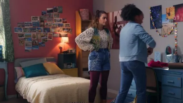 Short en jean orné Ellio porté par Simone Souter (Margherita Barbieri) dans Spellbound (S01E18)