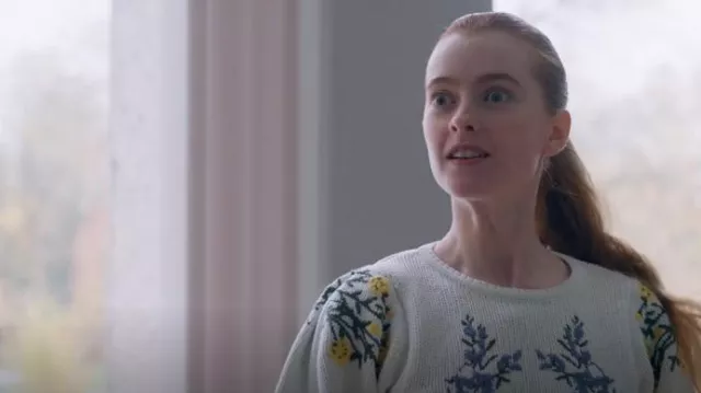 Pull brodé Ba & Sh porté par Mia Banks (Abigail O' Regan) comme on le voit dans Spellbound (S01E18)