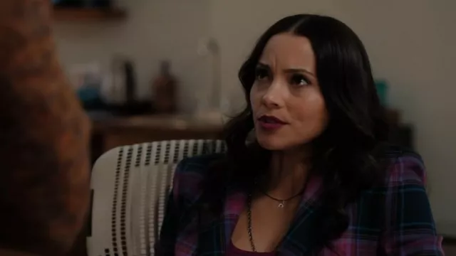 Blazer à carreaux exquis porté par Lacey Quinn (Gabrielle Walsh) comme on le voit dans Found (S01E09)