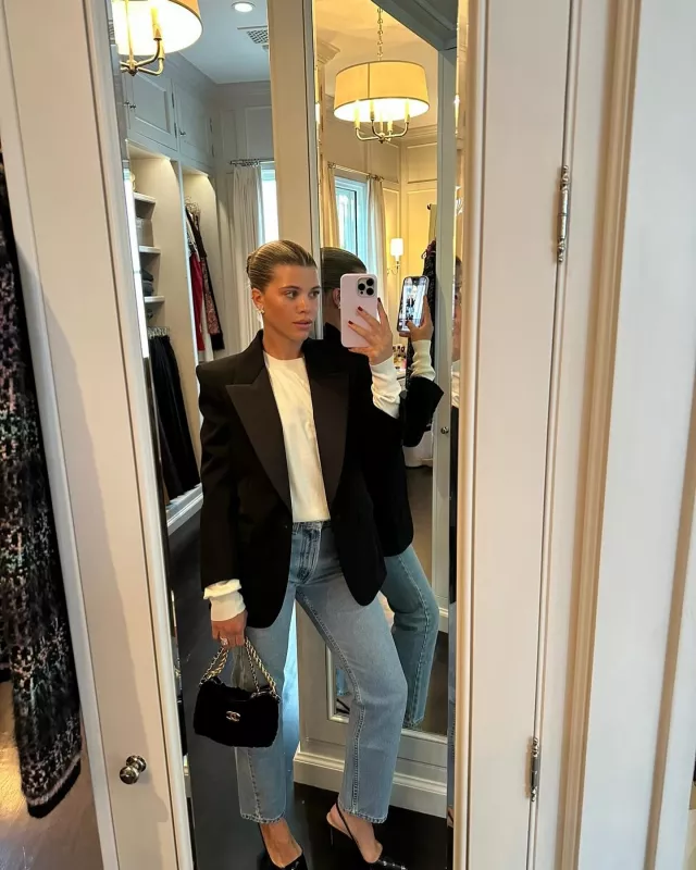 Escarpins Prada en cuir verni portés par Sofia Richie sur son post Instagram le 28 novembre 2023