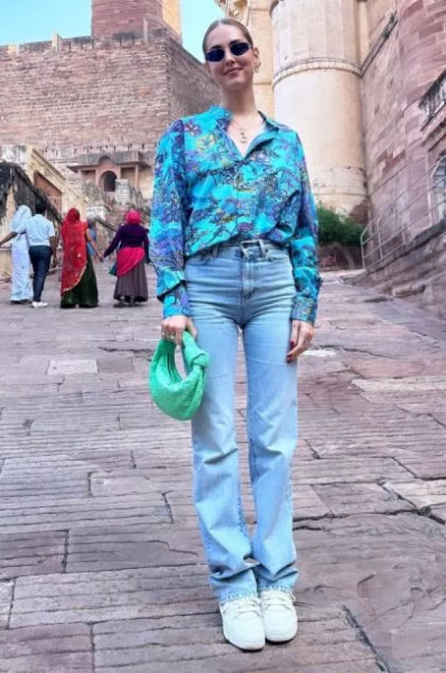 Saint Laurent Janice Jeans In Clear Sky Blue Denim worn by Chiara Ferragni on her Instagram Post on November 30, 2023