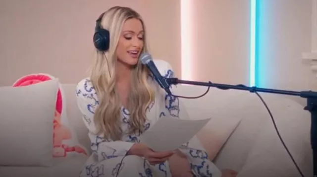 Sandro Jerzy Robe mi-longue à motif de cœur portée par Paris Hilton vue dans Paris in Love (S02E07)