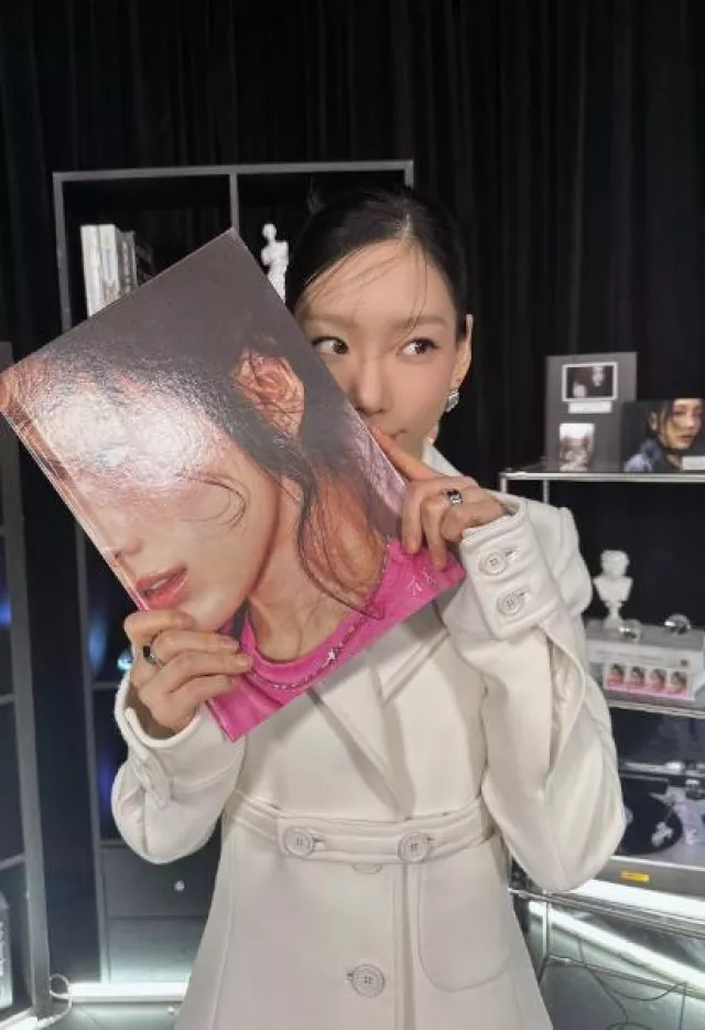 Numbering Gradient Triple Pipe Earrings worn by Taeyeon at X. Countdown Live post on November 27, 2023