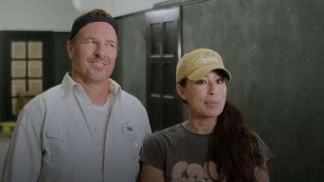 Clare V Classic Tee in Faded Black worn by Joanna Gaines as seen in Fixer Upper: The Hotel (S01E04)