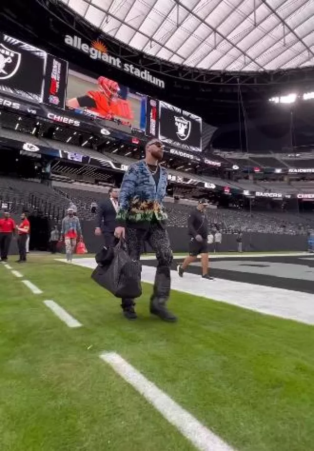 Cardigan Celine Sunset Palm Tree porté par Travis Kelce sur le compte Instagram @killatrav