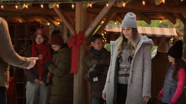 Simons On­ly Se­dona Bouclé Felt Coat worn by Lark (Elise Gatien) as seen in Virgin River (S05E11)