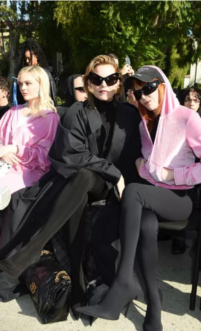 Gafas de sol Balenciaga Black Hamptons Cat usadas por Elizabeth Banks en el desfile de moda de Balenciaga el 2 de diciembre de 2023