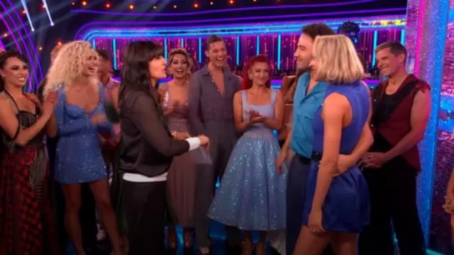 Chemise en dentelle transparente noire en velours menthe portée par Claudia Winkleman comme on le voit dans Strictly Come Dancing : It Takes Two (S21E01)