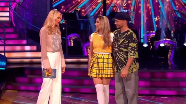 Chemise à paillettes neutres en velours menthe portée par Tess Daly comme on le voit dans Strictly Come Dancing : It Takes Two (S21E03)