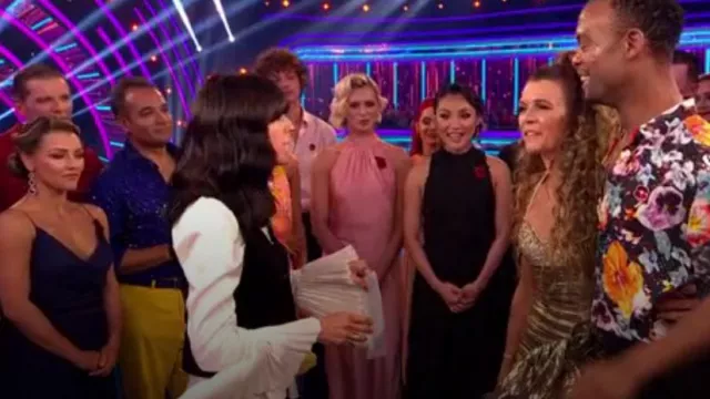 Me + em Statement Pleat Sleeve Top porté par Claudia Winkleman comme on le voit dans Strictly Come Dancing : It Takes Two (S21E08)
