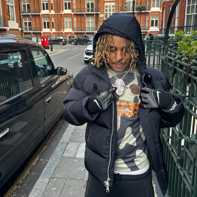 Les gants Nike portés par Zola lors de son passage à Londres