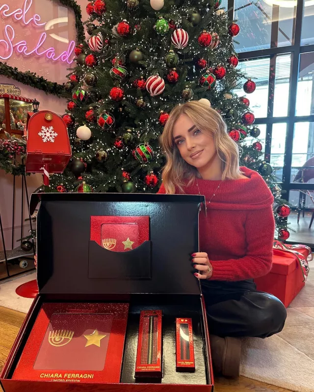 Collier Chiara Ferragni en forme de cœurs en argent porté par Chiara Ferragni sur son post Instagram le 4 décembre 2023