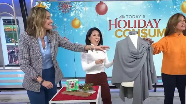 Veronica Beard Coralee Puff Sleeve Tee en bleu lac porté par Savannah Guthrie comme on le voit dans Aujourd’hui le 5 décembre 2023