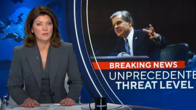 Chaqueta smedida Scanlan Theodore en Charcoal usada por Norah O'Donnell como se ve en CBS Evening News el 5 de diciembre de 2023