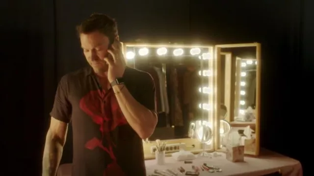 Camisa de manga corta Ksubi No Daisy usada por Brian Austin Green (Brian Austin Green) como se ve en BH90210 (S01E04)