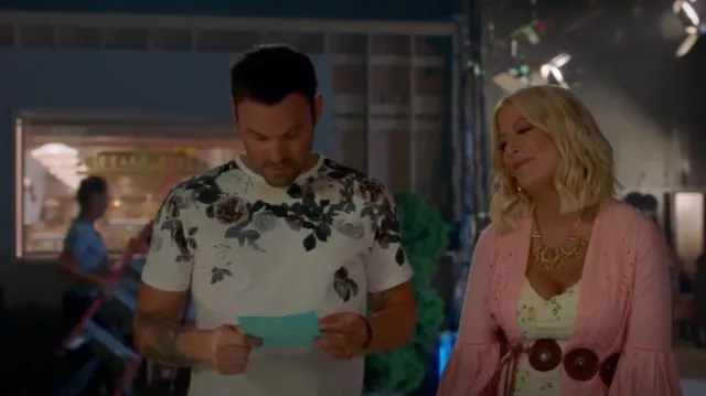 H&M T Shirt Blanc avec Impression de Roses Blanches porté par Brian Austin Green (Brian Austin Green) comme on le voit dans BH90210 (S01E05)
