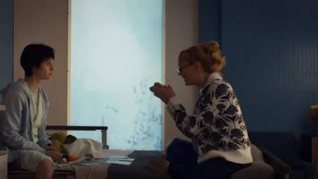 Cardigan à fleurs Benetton porté par Pam (Marnie McPhail) dans Orphan Black : Echoes (S01E03)