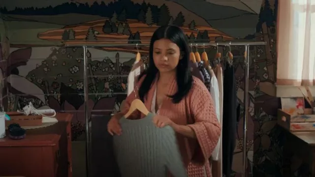 Robe Nordstrom Rack Waffle Weave portée par Jackie Howard (Nikki Rodriguez) comme on le voit dans Ma vie avec les Walter Boys (S01E01)