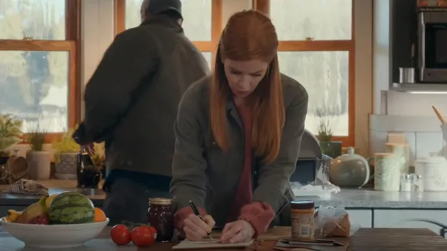 L'Agence Jami­la Linen Util­i­ty Jack­et worn by Dr. Katherine Walter (Sarah Rafferty) as seen in My Life with the Walter Boys (S01E08)