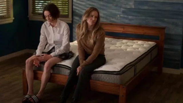 Adidas Adilette Com­fort Slides worn by Casey Gardner (Brigette Lundy-Paine) as seen in Atypical (S04E01)