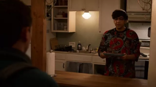 Asos De­sign Over­sized T-Shirt in Drag­on worn by Zahid (Nik Dodani) as seen in Atypical (S04E01)
