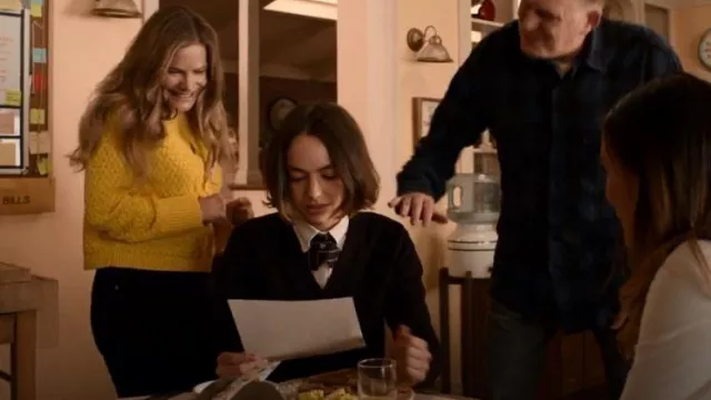 Pull Alice + Olivia Leta porté par Elsa Gardner (Jennifer Jason Leigh) comme on le voit dans Atypical (S04E07)