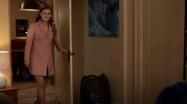 Manteau en sergé de coton de coton à bouton de ruban Valentino rouge porté par Paige Hardaway (Jenna Boyd) comme on le voit dans Atypical (S04E07)