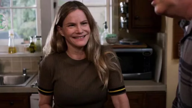 Rag & Bone Arc­tic Tee worn by Elsa Gardner as seen in Atypical (S04E03)
