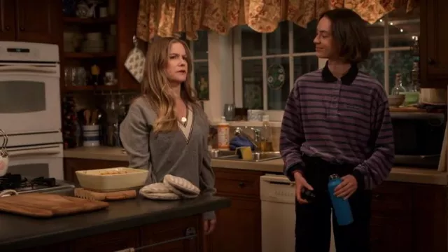 Sandro Pull col V porté par Elsa Gardner (Jennifer Jason Leigh) comme on le voit dans Atypical (S04E04)